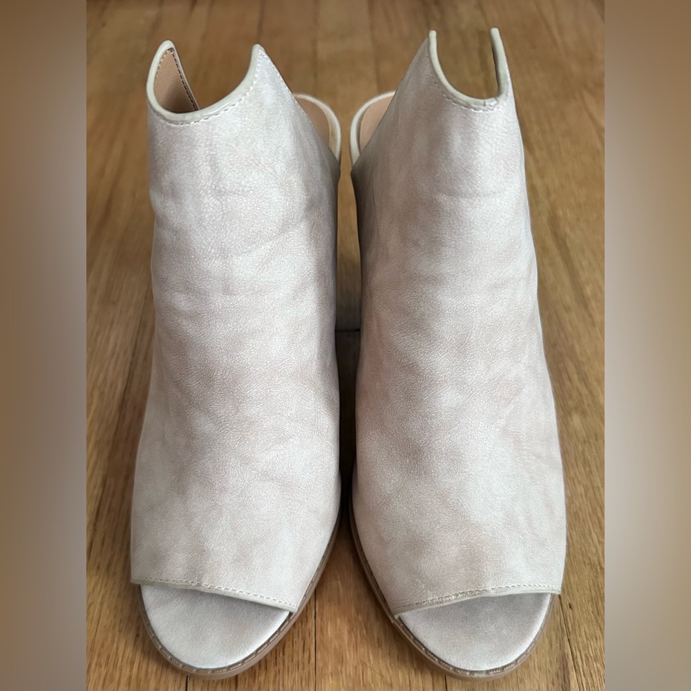 Qupid Women’s Cream Peep-Toe Mules